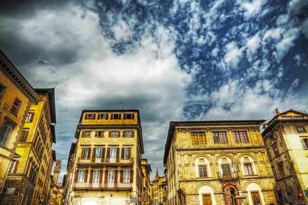 Здания вокруг площади Санта-Кроче во Флоренции — стоковое фото
