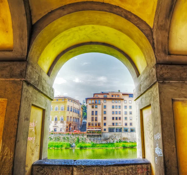 Вид на Флоренцию через старую арку у реки Арно — стоковое фото