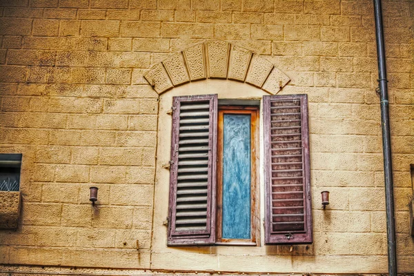 Parede rústica com janela aberta no hdr — Fotografia de Stock