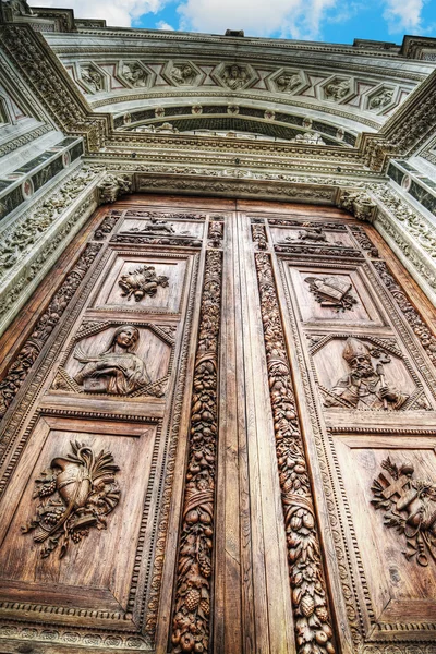 Primer plano de la puerta principal de Santa Croce en Florencia —  Fotos de Stock