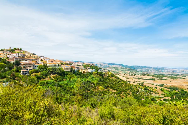 Liten by på en kulle i Sardinien — Stockfoto