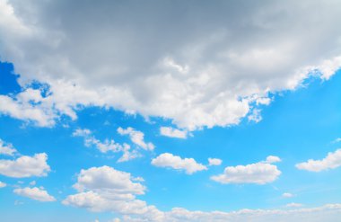 gri ve beyaz bulutlar