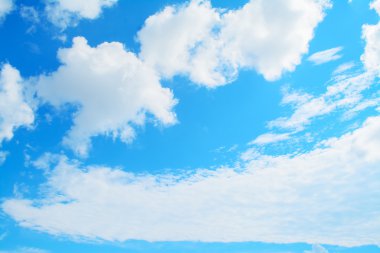 Mavi gökyüzü ve beyaz bulutlar