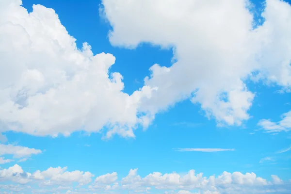 Nuages doux, ciel bleu — Photo