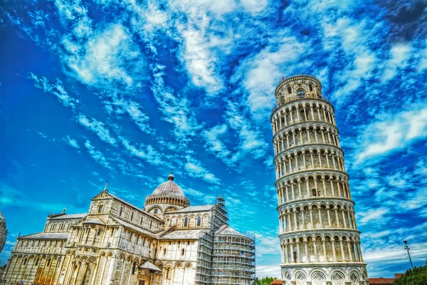 Mundialmente famosa Piazza dei Miracoli en Pisa — Foto de Stock
