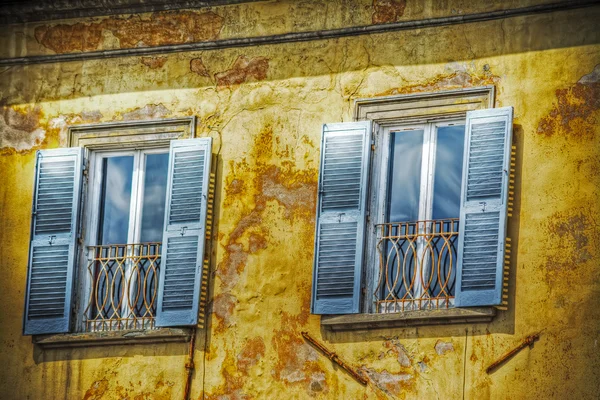 Janelas em uma parede de grunge em Pisa — Fotografia de Stock