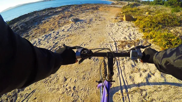 Bicicleta de montanha junto ao mar — Fotografia de Stock