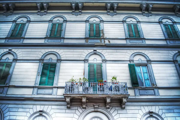 Fcaade van een elegante gebouw in Florence — Stockfoto