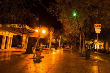 Via Porta Terra bir gecede Alghero'da