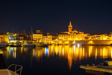 Alghero cityscape gece açık bir gökyüzü altında