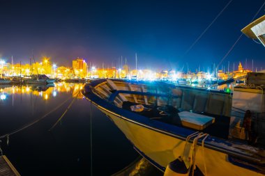 Alghero Harbor cityscape ile kağıt üzerinde tekne