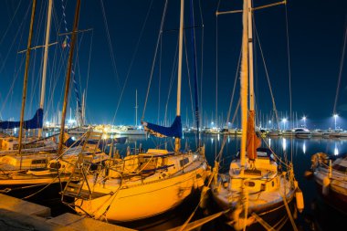 Alghero Harbor gece tekneler