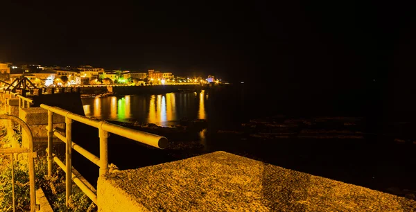 Alghero kıyı gece içinde metal çit — Stok fotoğraf