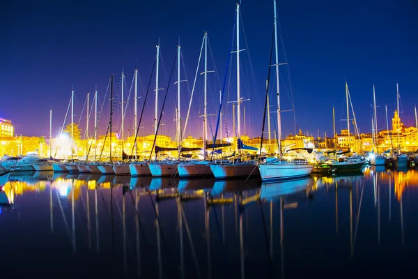 Boats in Alghero seaport on a clear night — Stock Photo, Image