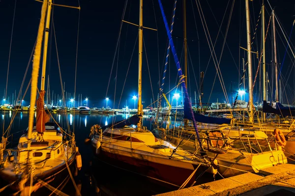 Lodě v přístavu Alghera v noci — Stock fotografie
