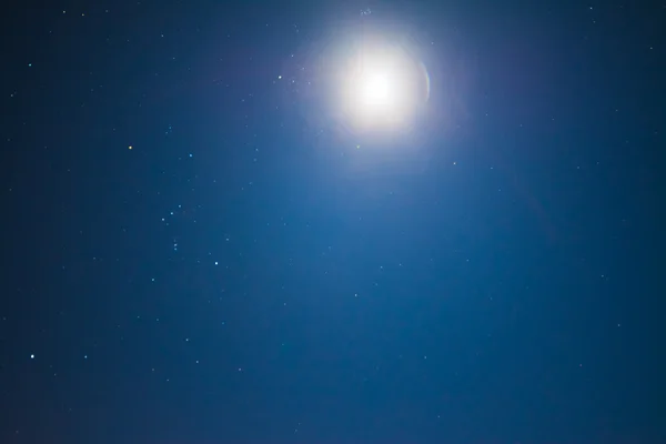 Ljusa månen i en stjärnhimmel — Stockfoto