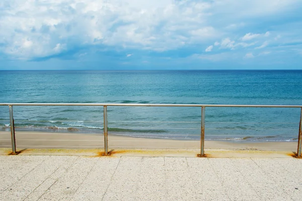 Metalen reling door de kust in Sardinië — Stockfoto