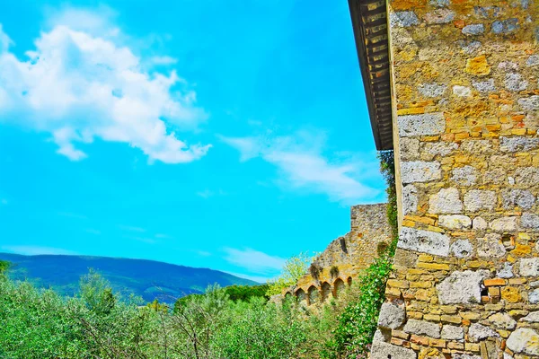 Muro di mattoni in Toscana in una limpida giornata primaverile — Foto Stock