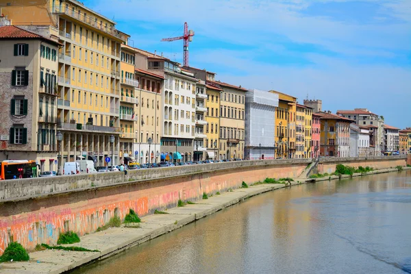 Pisa riverfront görülen Arno bankalar — Stok fotoğraf