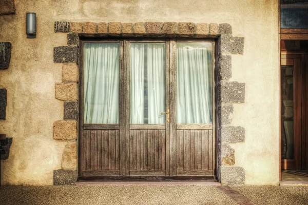 Porta francesa em uma fachada rústica — Fotografia de Stock