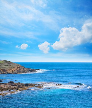 Alghero kıyı üzerinde bulutlu gökyüzü