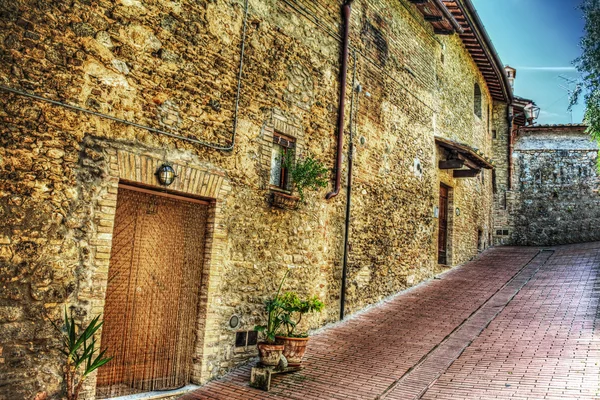 Ziegelfassade in einer engen Gasse in San Gimignano — Stockfoto