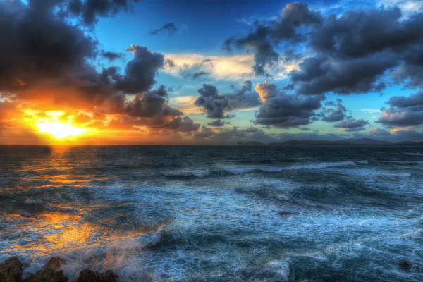 Nuvens sobre a costa de Alghero no por do sol — Fotografia de Stock