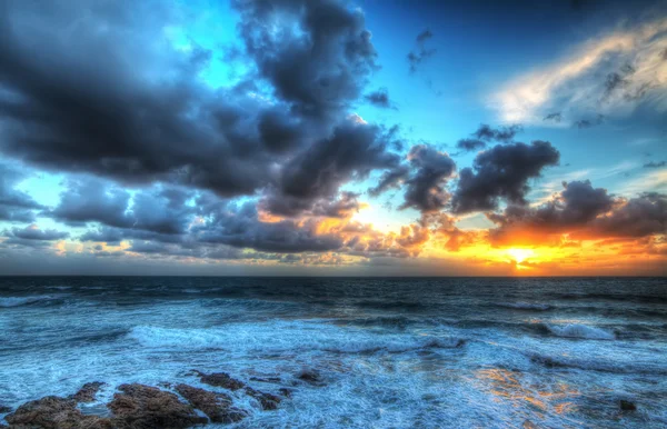 Bewolkte hemel over Alghero kust bij zonsondergang — Stockfoto