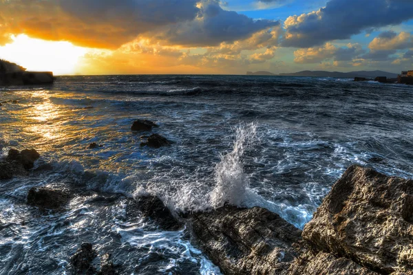 Bewölkter Himmel über der Küste von Alghero bei Sonnenuntergang — Stockfoto