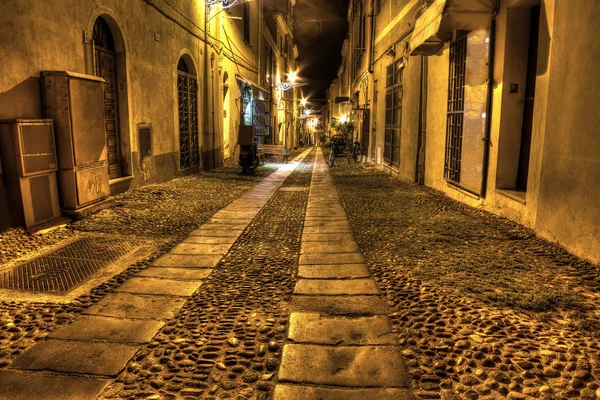 Smal gata i Algheros gamla stan nattetid — Stockfoto