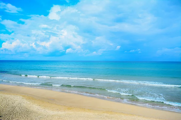 Costa dorada y mar azul en Cerdeña —  Fotos de Stock