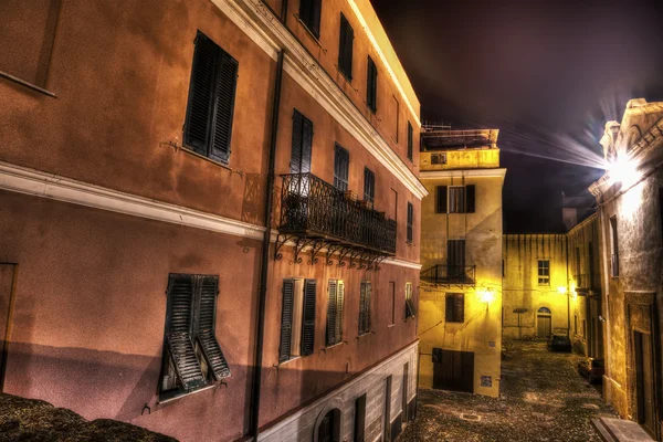Enge Gasse in der Altstadt von Alghero — Stockfoto