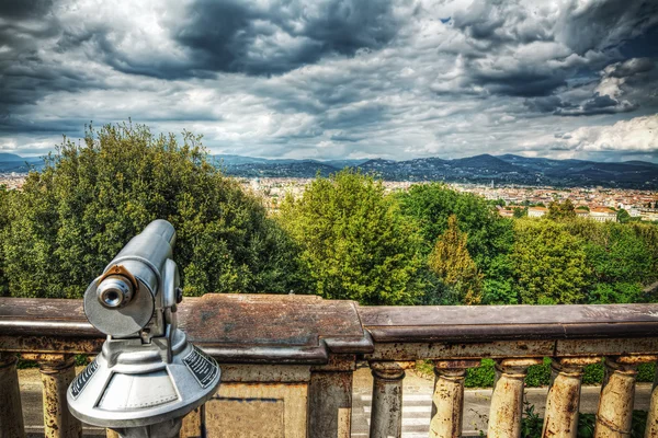 Fernglas auf einem Aussichtspunkt in Florenz — Stockfoto
