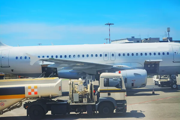 Truck by a commercial airplane — Stock Photo, Image