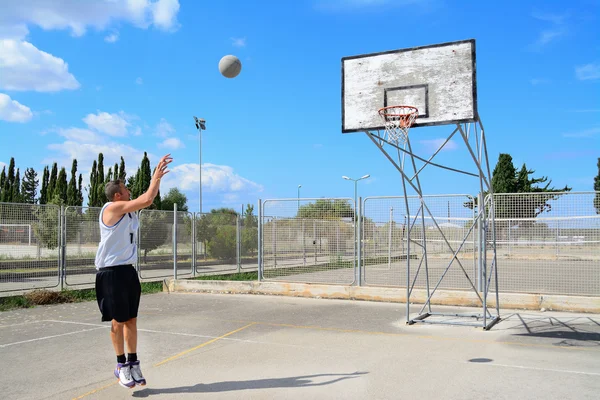 Jugador de baloncesto practicando tiro de salto — Foto de Stock