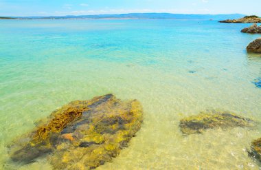 kayalar ve şeffaf su Lazzaretto Beach