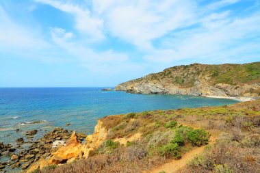 kayalık sahil ve beyaz bulutlar