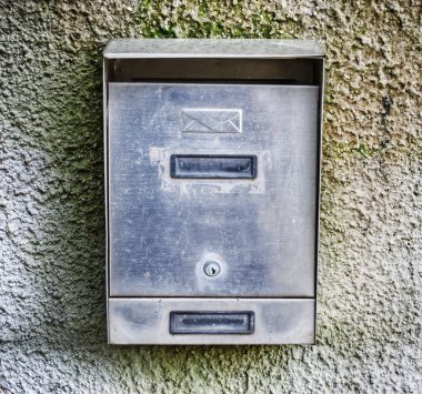 posta kutusu bir rustik duvar