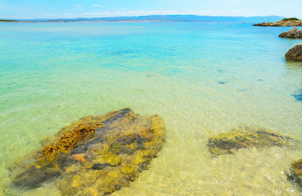 Rochas e água transparente na praia Lazzaretto — Fotografia de Stock