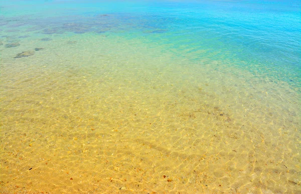 Kristallklares Wasser in Sardinen — Stockfoto