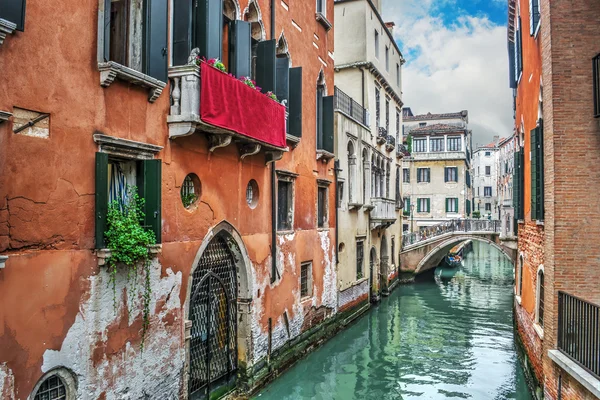 Узкий канал в Венеции — стоковое фото