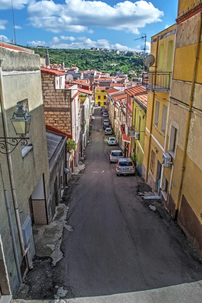 Sardinya küçük bir kasabasında dar sokak — Stok fotoğraf