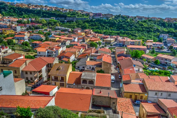 Oraș mic văzut de sus în Sardinia — Fotografie, imagine de stoc