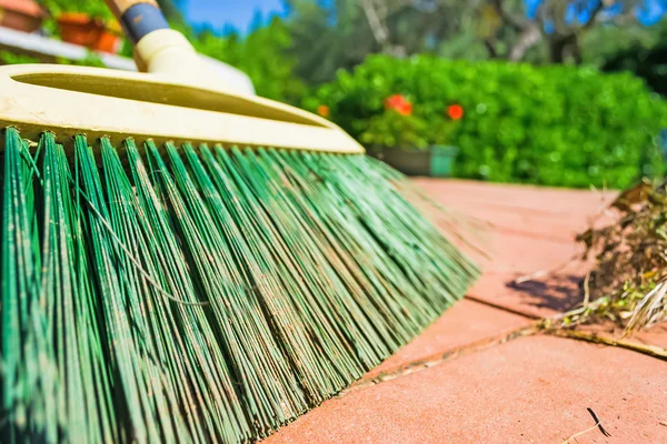 Groene bezem op de verdieping — Stockfoto