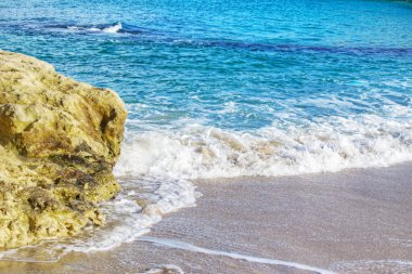 Sardinya shore tarafından büyük kaya