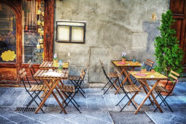 rustik masa ve sandalye bir trattoria Floransa'da tarafından