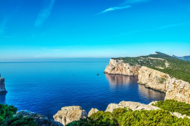 Beyaz kayalar ve mavi deniz