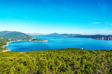 Capo Caccia üzerinde mavi gökyüzü