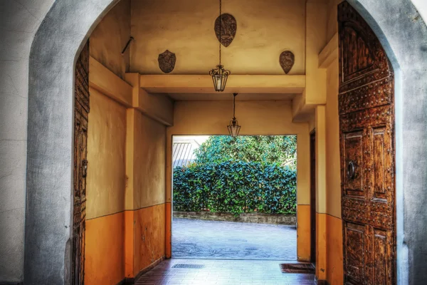 Açık kapı bir zarif bina giriş — Stok fotoğraf