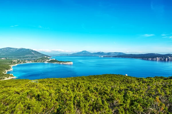 Capo Caccia üzerinde mavi gökyüzü — Stok fotoğraf